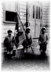 小学校児童の制服（6つボタン）